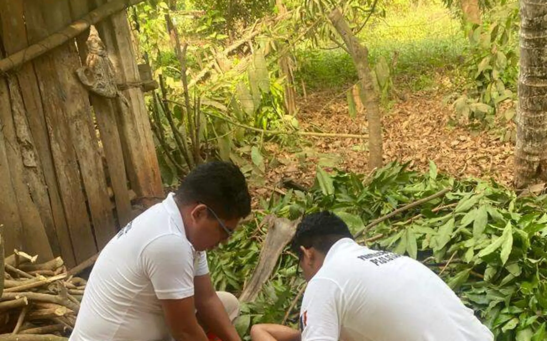 paramédicos ayudan a hombre lesionado